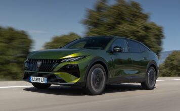 Огляд Peugeot 408: Преміальний салон, що кидає виклик німецьким конкурентам