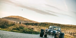 Jets achtervolgen in een klassieker: de Caterham CSR ontmoet de Mach Loop