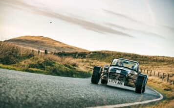 Перегони на паритеті з винищувачами: Caterham CSR проти зони «Мах Луп»