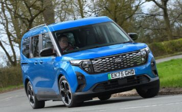 Ford e-Tourneo Courier (2026): Электрический малотоннажный фургон, где пространство уступает место динамике