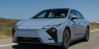 Lexus ES 25: grande, chato e caro