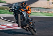 Rozwiązanie w garażu dla jednego roweru: dlaczego KTM 1399 Adventure R to idealny, wszechstronny pojazd