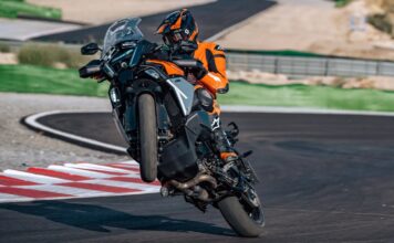 Rozwiązanie w garażu dla jednego roweru: dlaczego KTM 1399 Adventure R to idealny, wszechstronny pojazd