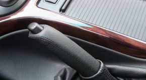 Hoe de noodrem uw auto daadwerkelijk vasthoudt
