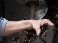 Як зняти гальмівні колодки, не пошкодивши шланги супорта