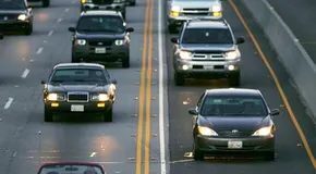 Carros híbridos e acesso à pista HOV: o debate sobre a pista verde