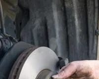 Por qué las placas de respaldo de frenos de tambor son importantes para la potencia de frenado de su vehículo