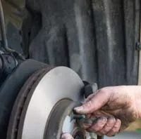 Proč jsou opěrné desky bubnové brzdy důležité pro brzdný výkon vašeho vozidla