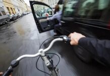 Dutch Reach: Низькотехнологічне рішення для запобігання зіткненням при відкритті дверцят автомобіля